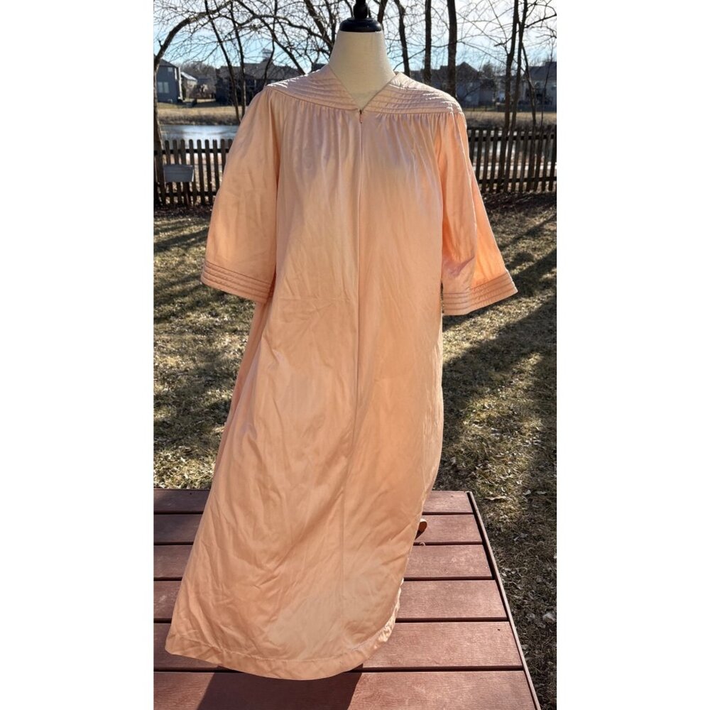 Vintage Vanity Fair Peach Robe Half Sleeves Zip Front Size Medium Silky Nylon